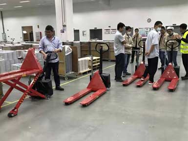 電動(dòng)高升程搬運(yùn)車交付使用，感謝廠家羅總親自跟客戶講解操作方法！